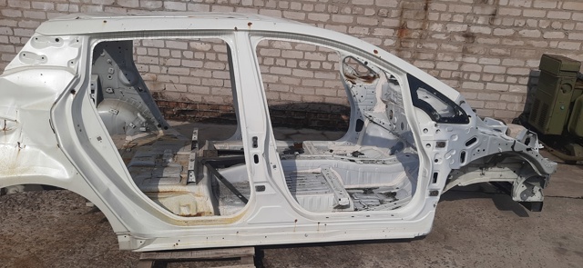 Отвір передніх правих дверей 760325SA0A NISSAN