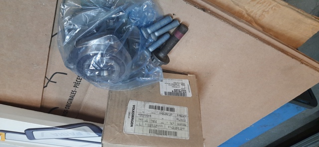Маточини передніх коліс 8V0498625B VAG