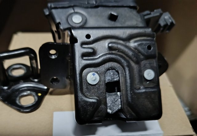Центральний замок багажника KBB462310C MAZDA