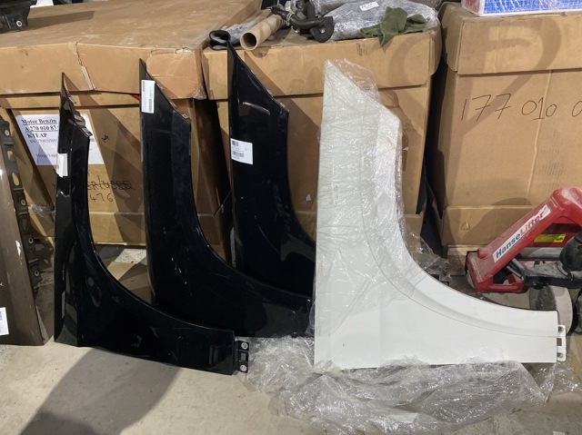 Переднє праве крило A1668802800 MERCEDES