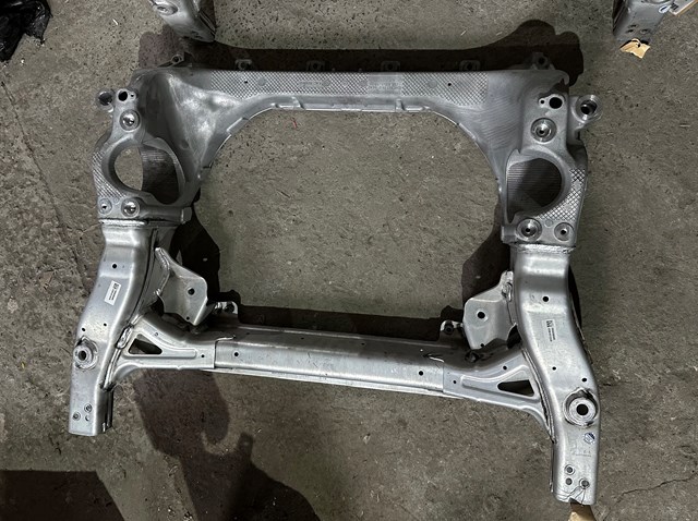 Передня балка A2056208701 MERCEDES