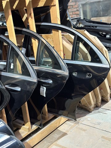 Двері пасажирськи задні ліві A2227300105 MERCEDES