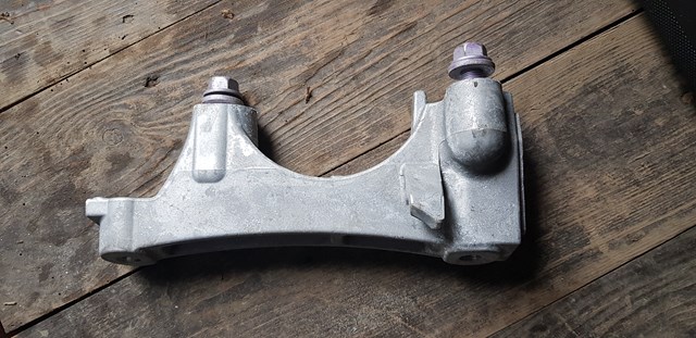 Кронштейн подушки (опори) двигуна, правої 12341F0010 TOYOTA