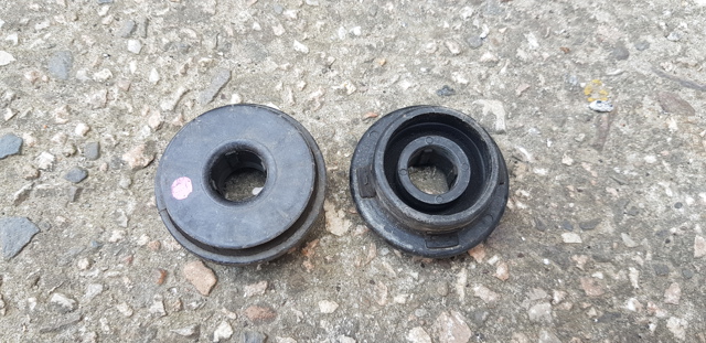Подушка радіатора охолодження, нижня 1653520030 TOYOTA
