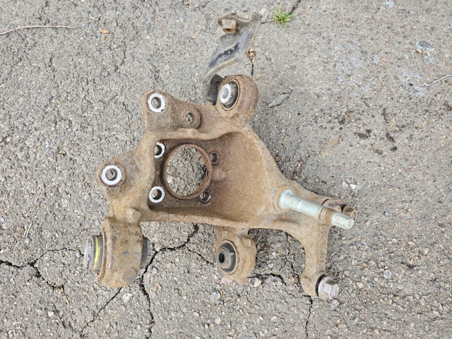 Кулак поворотний лівий 4230542060 TOYOTA
