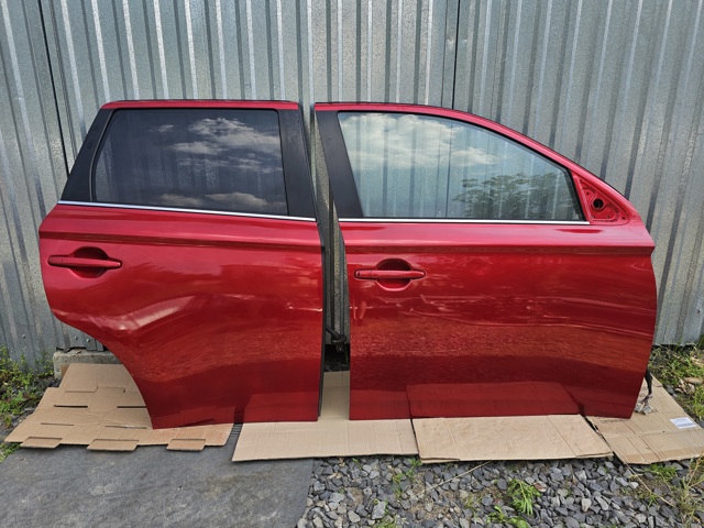 Дверка передня права 5700B694 MITSUBISHI