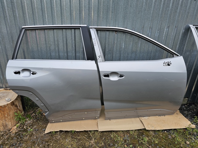 Дверка передня права 6700142160 TOYOTA
