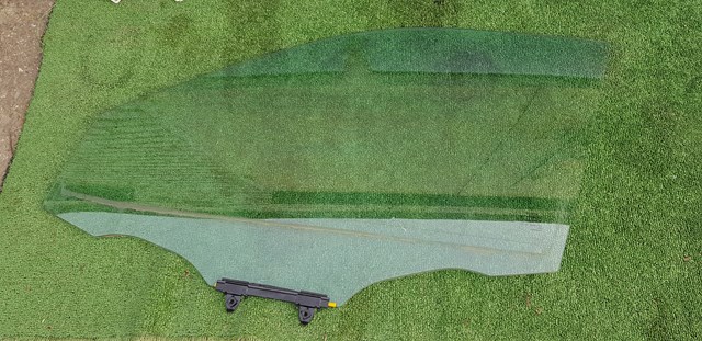 Скло водійських дверей 681020E110 TOYOTA