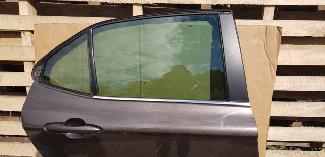 Скло задніх дверей, правих 6811333300 TOYOTA