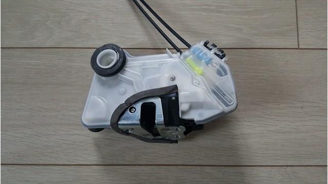 Замок водійських дверей 6904053130 TOYOTA