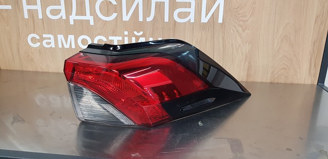 Задній правий зовнішній ліхтар 8155142230 TOYOTA