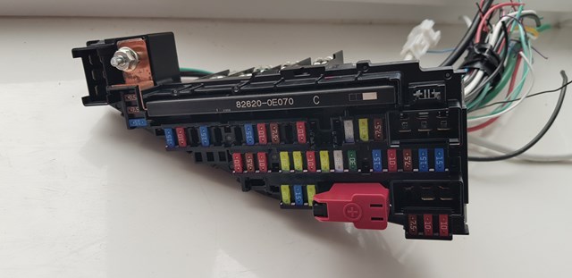 Коробка запобіжників 826100E050 TOYOTA