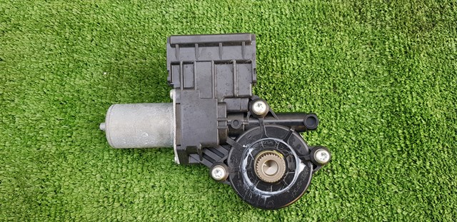Моторчик склопідйомника двері задніх, правих 857100R020 TOYOTA