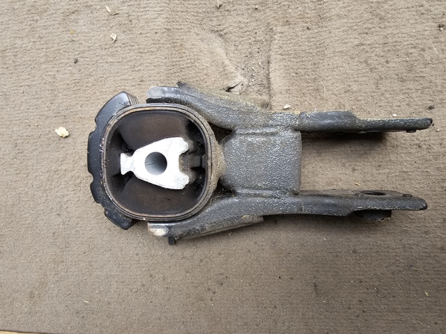 Подушка (опора) двигуна, задня GBVR39040A MAZDA