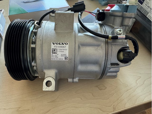 Компресор кондиціонера 31449067 VOLVO
