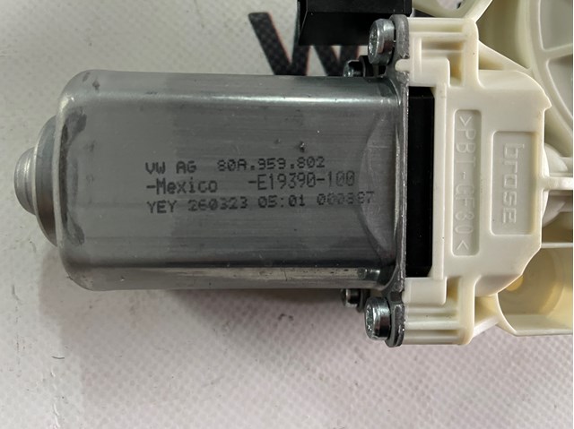 Двигун склопідіймача двері передньої, правої 80A959802 VAG