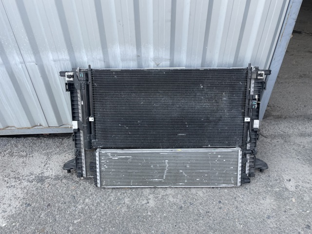 Підвіска радіатора 8W0121251AA VAG