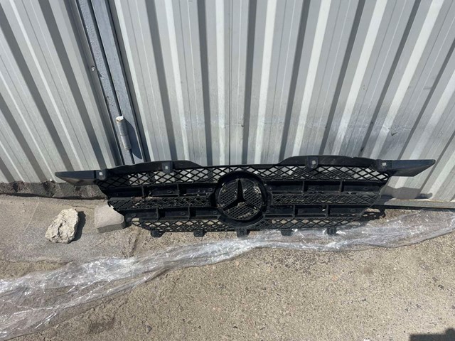 Решітка радіатора A9068800385 MERCEDES