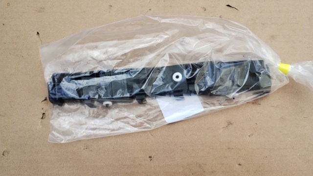 Кронштейн бампера заднього, правий 39059839 GM