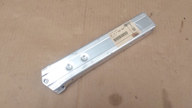 Кронштейн підсилювача переднього бампера 51117302522 BMW