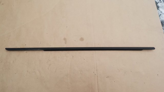 Молдинг опускного скла дверей передньої, правої 51337258296 BMW