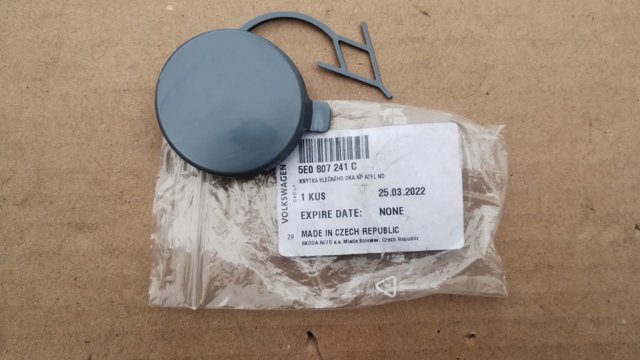 Заглушка бампера буксирувального гака 5E0807241C VAG