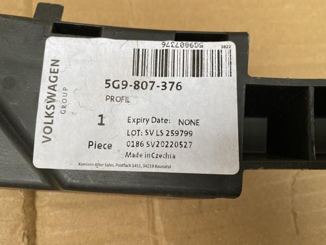Направляюча заднього бампера, права 5G9807376 VAG