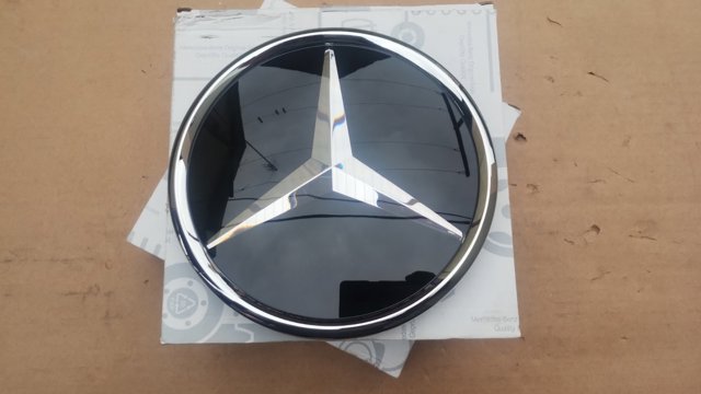 Кронштейн емблеми решітки радіатора A0008880000 MERCEDES