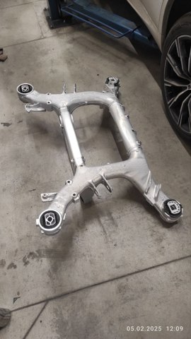 Балка задньої підвіски поперечна 33316894149 BMW