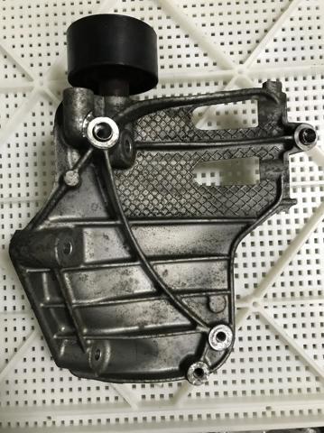 Кронштейн компресора кондиціонера 64557585167 BMW