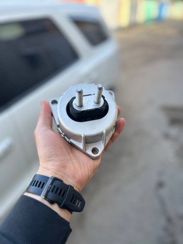 Права подушка двигуна 68032665AD CHRYSLER