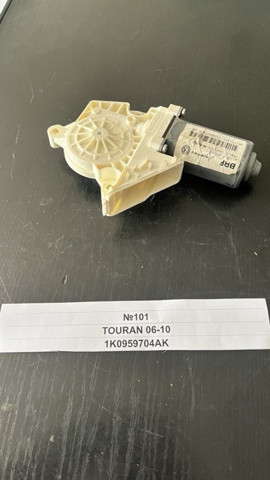 Двигун склопідіймача двері передньої, правої 1K0959704AK VAG