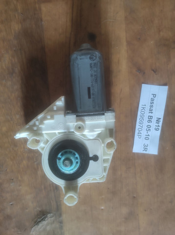 Моторчик склопідйомника двері задніх, правих 1K0959704P VAG