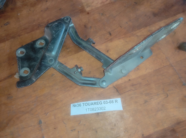 Завіса капота права 1T0823302 VAG