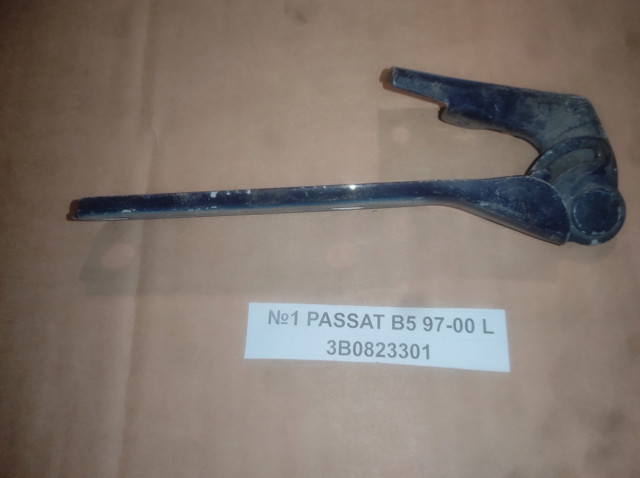 Завіса капота ліва 3B0823301 VAG