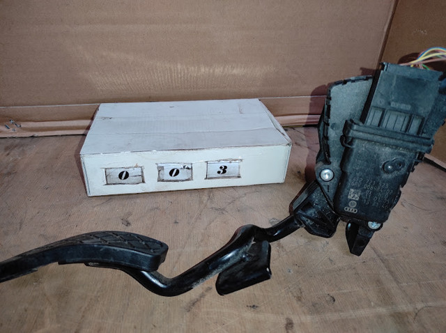 Підаль газу 4F2721523 VAG