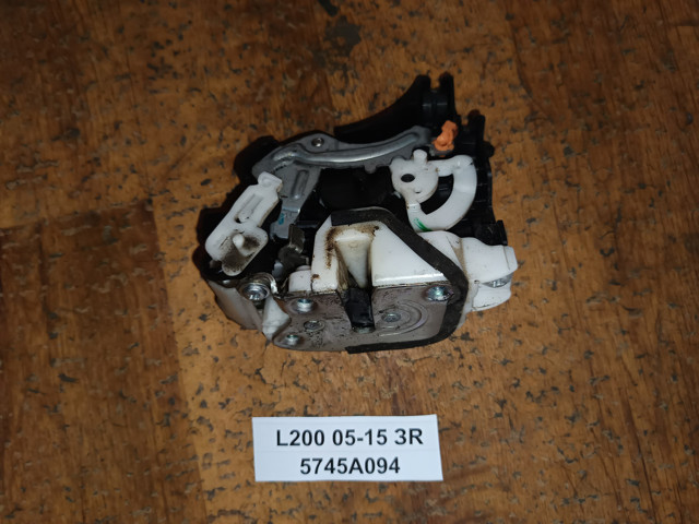 Замок задніх дверей, правих 5745A094 MITSUBISHI