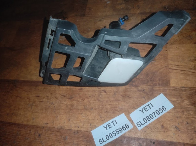 Кронштейн кріплення бампера переднього правий 5L0807056 VAG