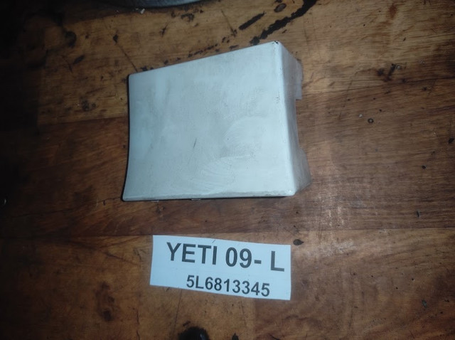 Накладка бампера заднього, ліва 5L6813345 VAG