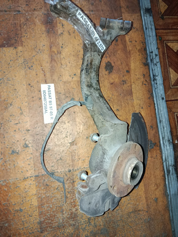 Цапфа поворотна права 8D0407258AL VAG