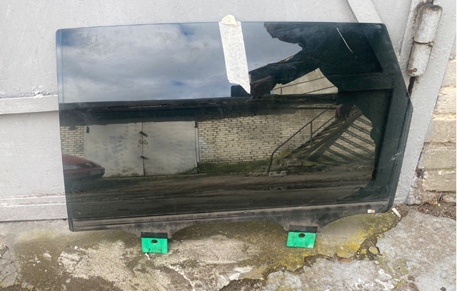 Скло задньої двері лівої 4M0845025B VAG