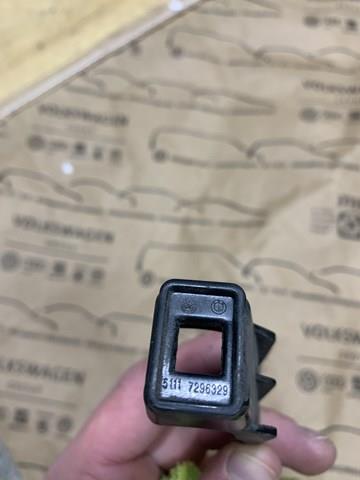 Кріплення бампера переднього 51117296329 BMW