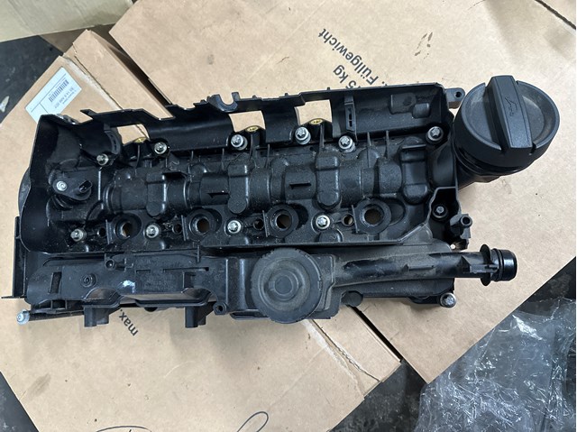Кришка клапанна 11128581798 BMW