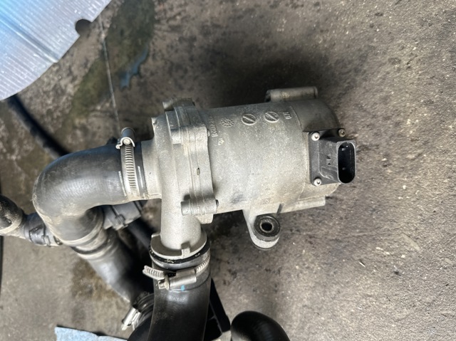 Помпа водяна, (насос) охолодження 11517597715 BMW