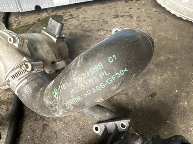 Шланг/патрубок водяного насоса, нагнітальний 11537639998 BMW