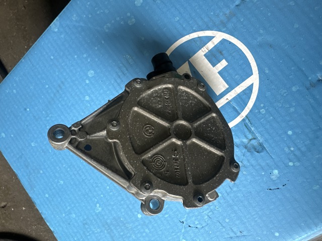 Насос вакуумний 11667622380 BMW