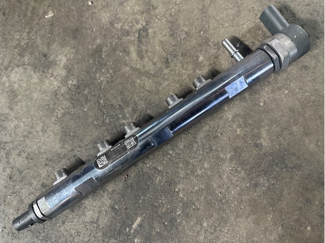 Паливна рампа 13537800601 BMW