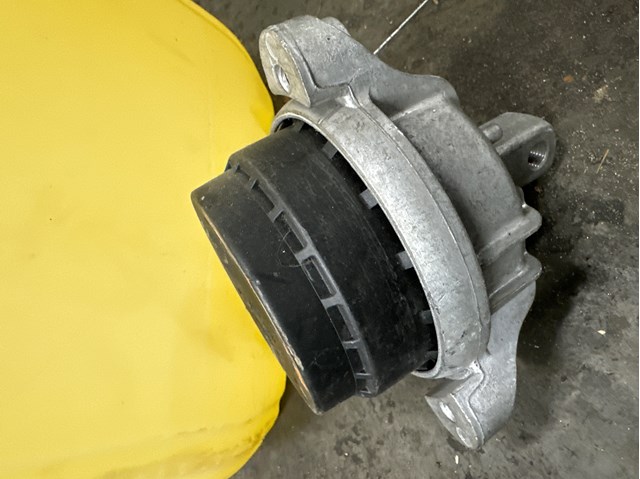 Ліва подушка двигуна 22116777365 BMW