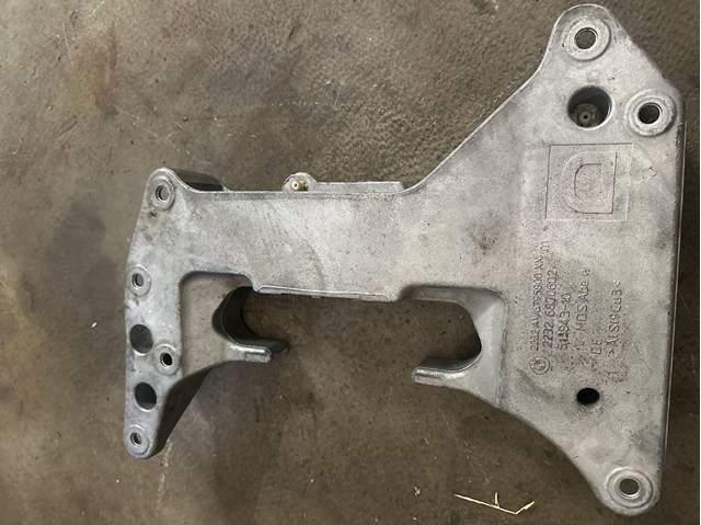 Кріплення кпп 22326795800 BMW