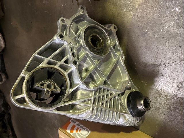 Коробка роздавальна 27108643151 BMW